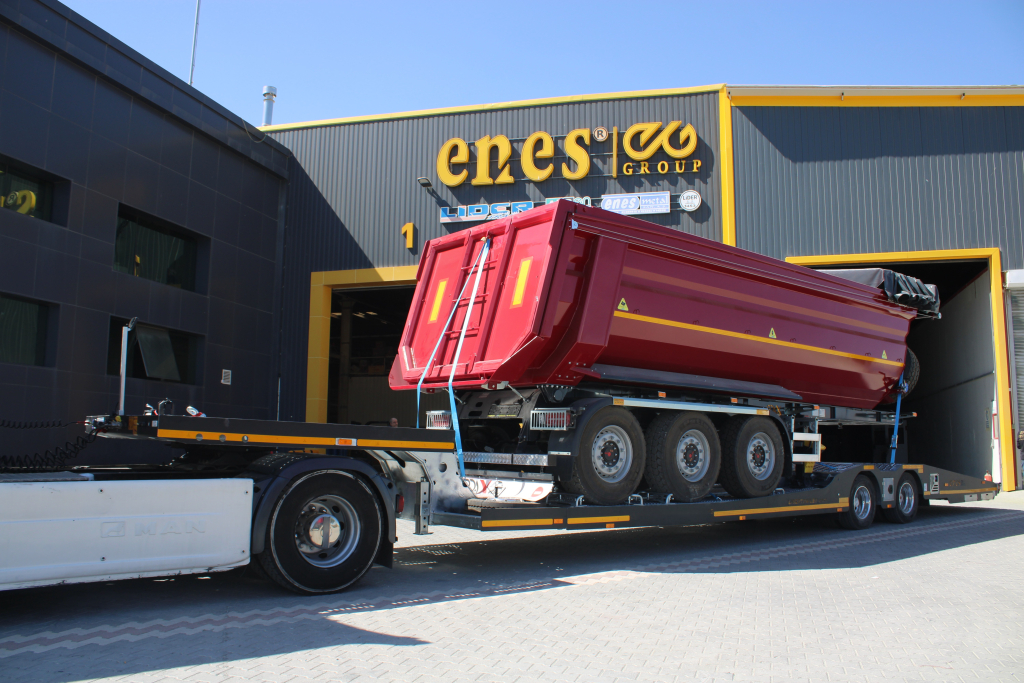 двух осный автовоз и  трех осный самосвал